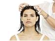 Nadýchané retro mikádo. Krok 1: Vlasy umyjte šamponem a ošetřete kondicionérem.