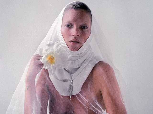 Provokatérka Kate Moss naštvala katolíky. Nechala se fotit jako nahá jeptiška!