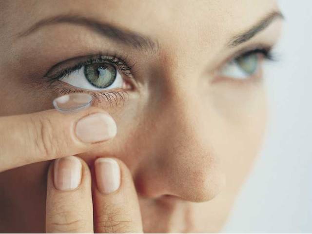 Lidé nosící kontaktní čočky mají v těle zvýšené hladiny bakterií