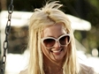 Ani obří brýle nestačily, aby se za ně zpěvačka Britney Spears mohla schovat. Kožený úsměv potvrz...