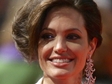 Stará mladá, tak by se mohl účes Angeliny Jolie jmenovat. Jeho prapodivnou asymetrii umocnila ješ...