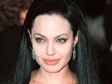 Hlavní postava ze seriálu Adamsova rodina... Tak působí Angelina Jolie v černých uhlazených vlase...