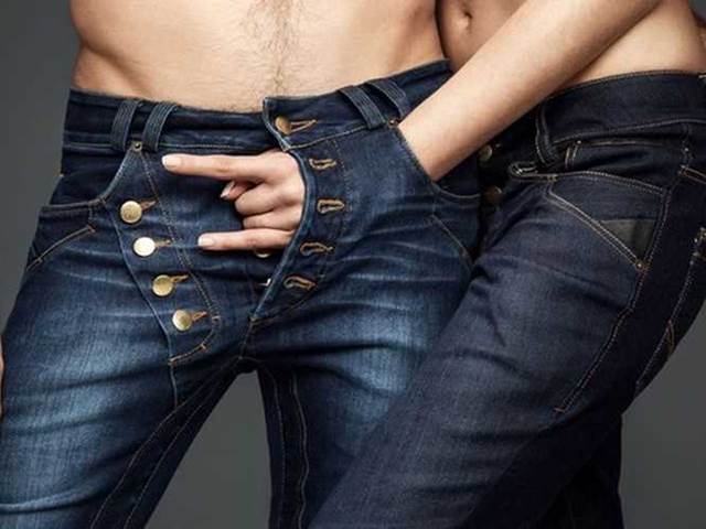 NEMRAVNÉ džíny: Kapsou se dostanete rovnou mezi nohy (FOTO)