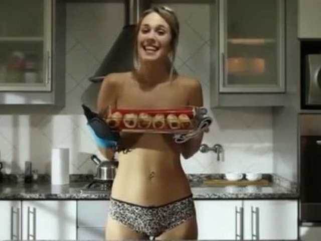 Sexy Argentinka učí na YouTube vařit muže. Proto je zcela nahá (VIDEO)