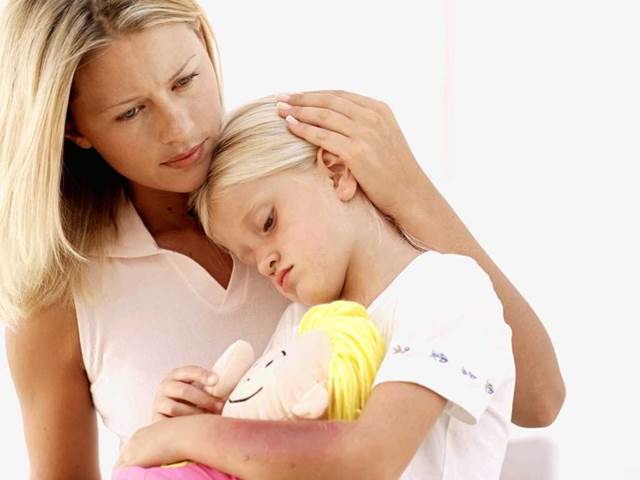 Přílišná starost a péče vyvolává v dětech úzkostné poruchy