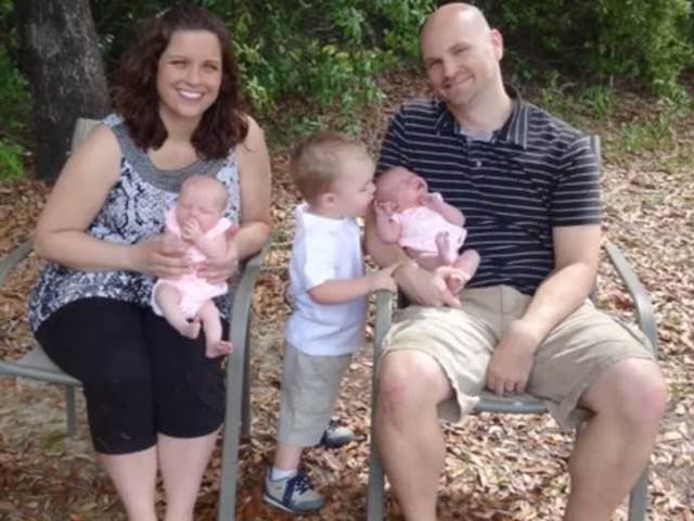 Manželé zatajili, že místo jednoho dítěte čekají dvojčata. Reakce příbuzných vás pobaví (VIDEO)