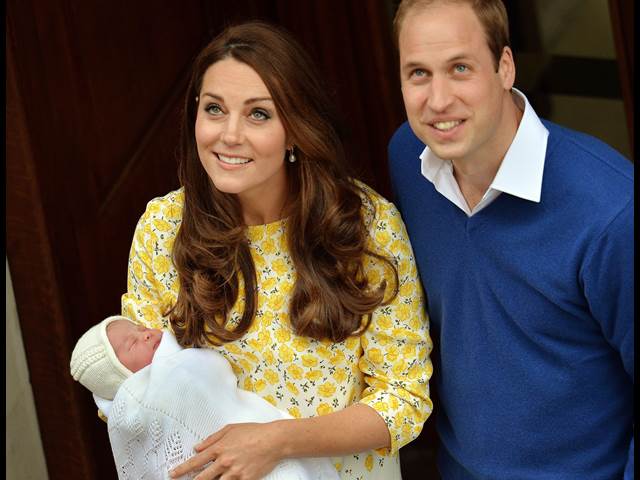 PRVNÍ FOTO: Princ William a Kate mají malou princeznu!
