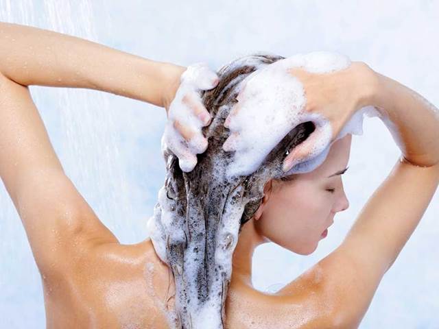 Jak ochránit vlasy před škodlivými paprsky? Domácí maskou! 
