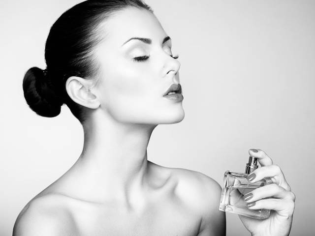 5 míst, kam aplikovat parfém: Jen tak budete vonět celý den!