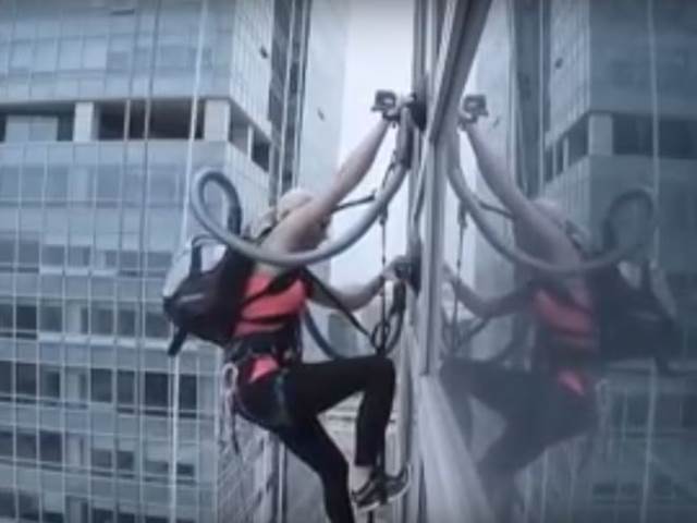 Vyšplhala na mrakodrap jen s pomocí vysavače! (VIDEO)