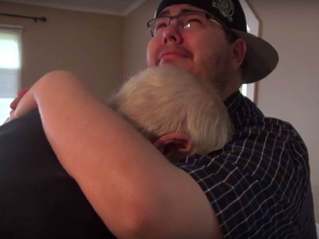 Správní chlapi pláčou! Jak dohnal tátu k slzám? (VIDEO)