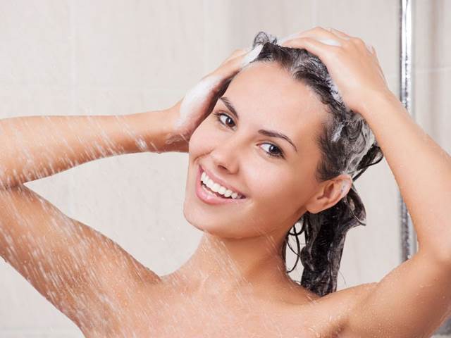 Největší chyby při mytí vlasů. Kolik jich děláte?