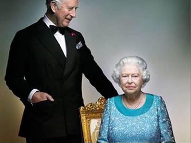 Britská královna vydala před Vánocemi unikátní portrét s princem Charlesem