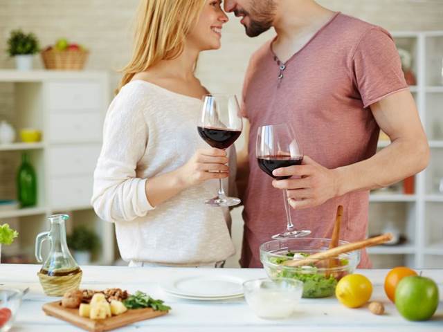 Milovníci jedné skleničky vína denně mají zdravější srdce než abstinenti