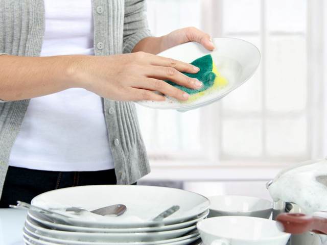 Chyby při mytí nádobí, které děláme skoro všichni
