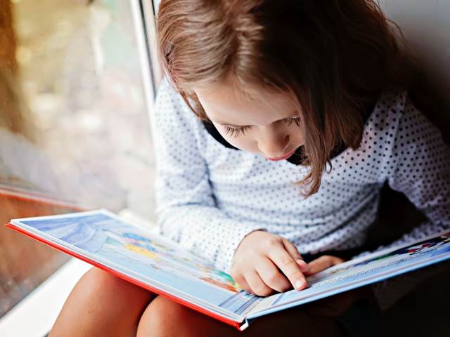 Přiveďte děti ke čtení. Otevře se jim nový svět a budou chytřejší