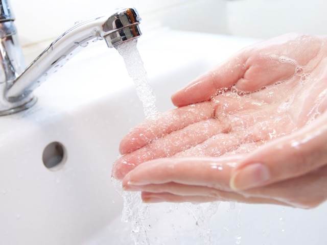 Braňte se virům a bakteriím správným mytím rukou. Klíčový je čas a sušení