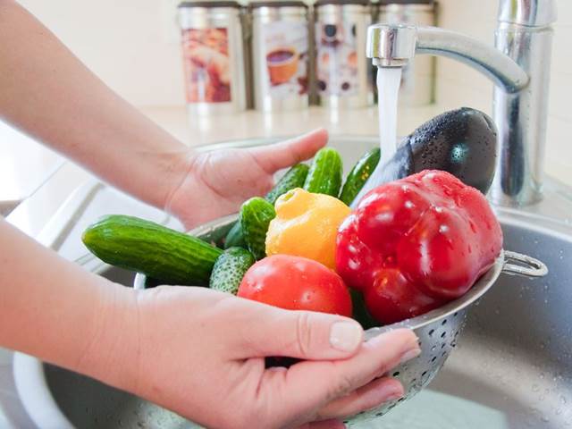 Mytí ovoce a zeleniny má svá pravidla, která je lepší dodržovat