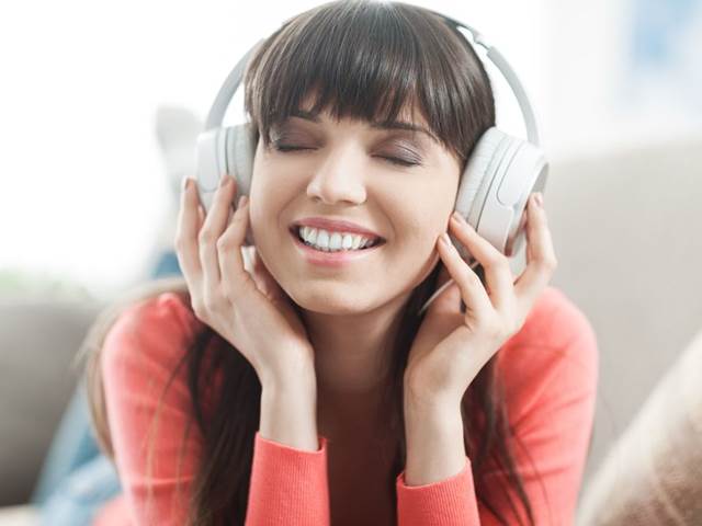 Poslech hudby zlepšuje soustředění a prospívá srdci