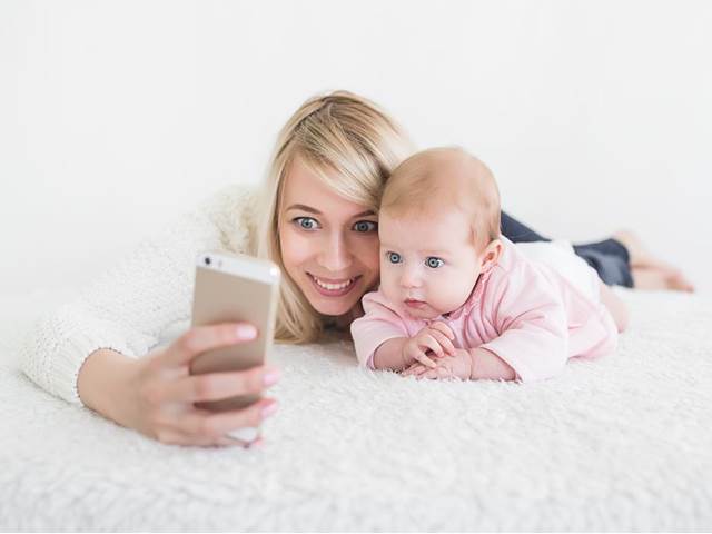 Rodiče závislí na mobilním telefonu ohrožují vývoj svých dětí