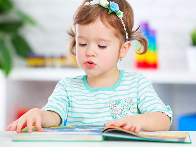 Nejstarší z dětí lépe čtou a mají bohatší slovní zásobu. Důvodem je pozornost rodičů