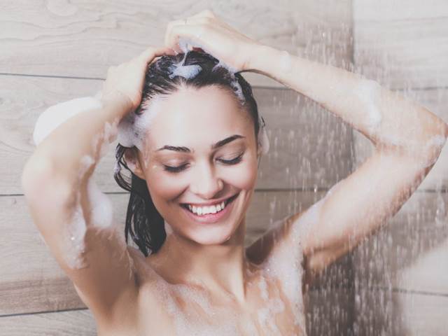 Sprcha ráno versus večer. Kdy je zdravější dopřát tělu očistu