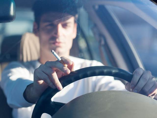 Kouření v autě nebo na záchodě. Podle vědců se zabíjíte rychleji