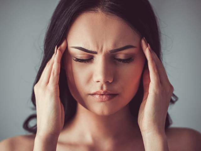 Migrénu způsobuje napětí krčních svalů