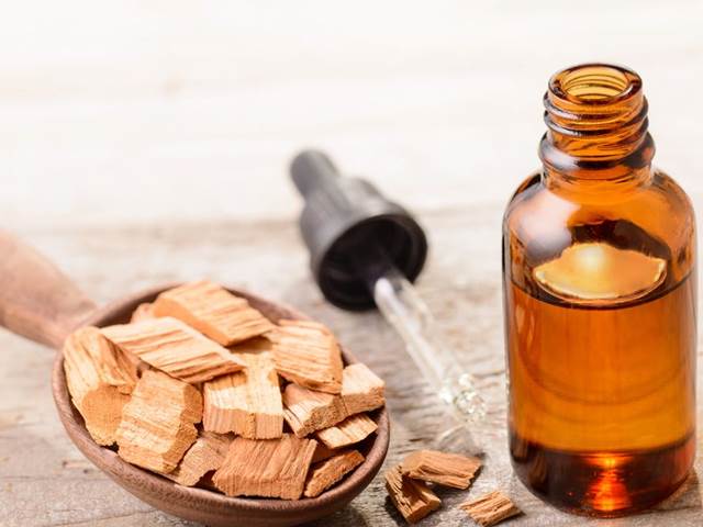 Esenciální santalové dřevo je olej s mnoha účinky