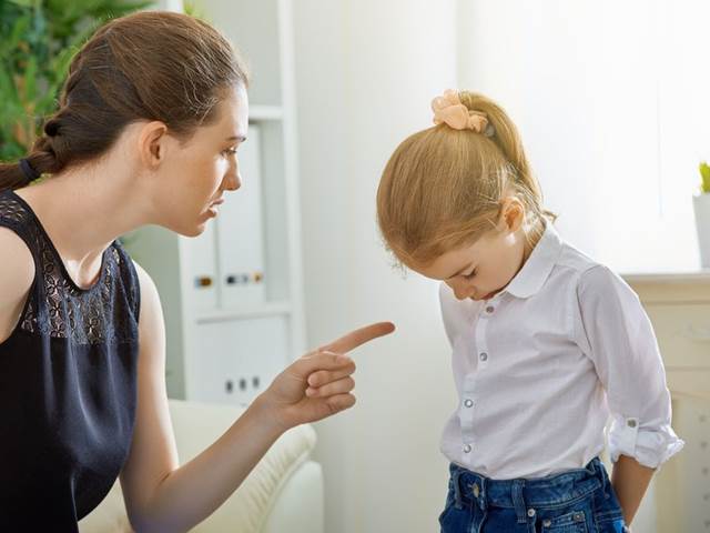 Přísné rodičovství vede k problémovému chování dětí