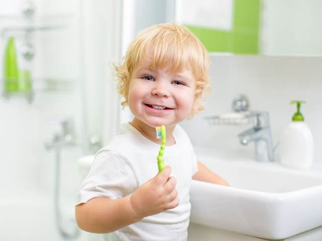 Děti používají zbytečně více zubní pasty