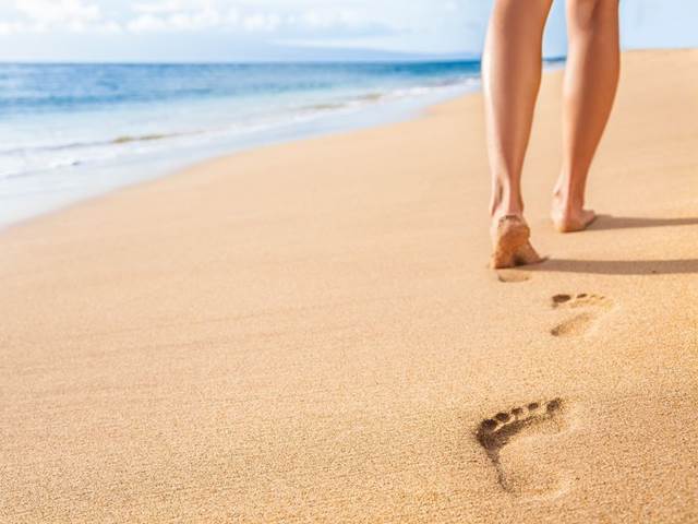 Chůze po písku působí jako posilovna i antidepresiva