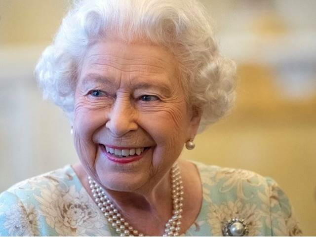 Britská královna se vyhýbá bramborám, aby nepřibírala