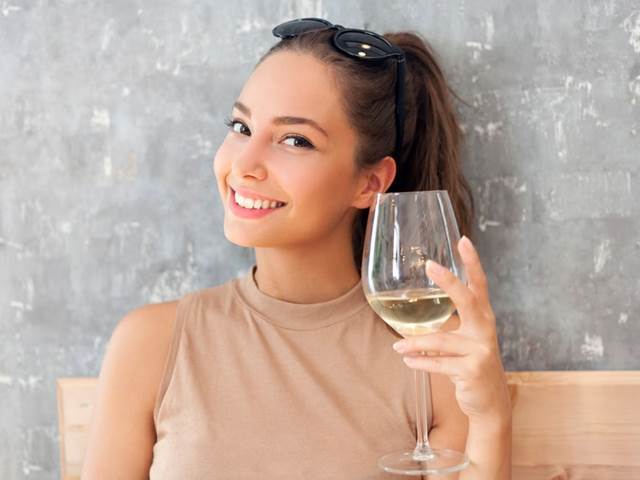 Větší zdravotní rizika z konzumace alkoholu mají ženy
