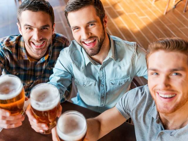 Šťastní lidé pijí více alkoholu