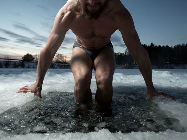Zimní plavání ve studené vodě má svá rizika