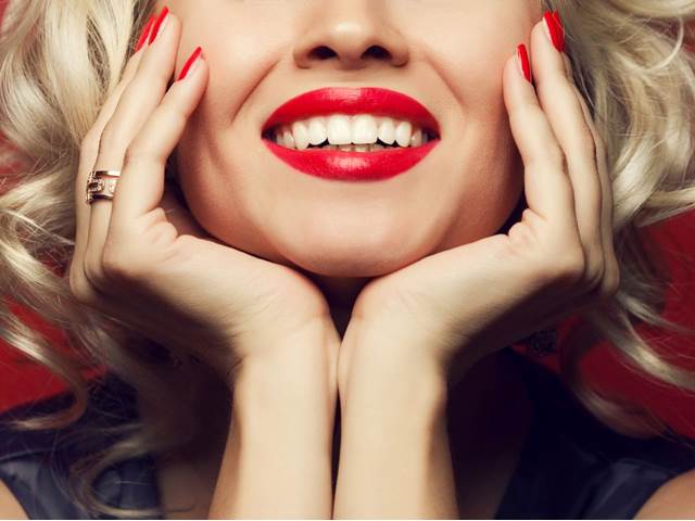 Zářivě bílý úsměv podpoříte žvýkačkou i správnou rtěnkou
