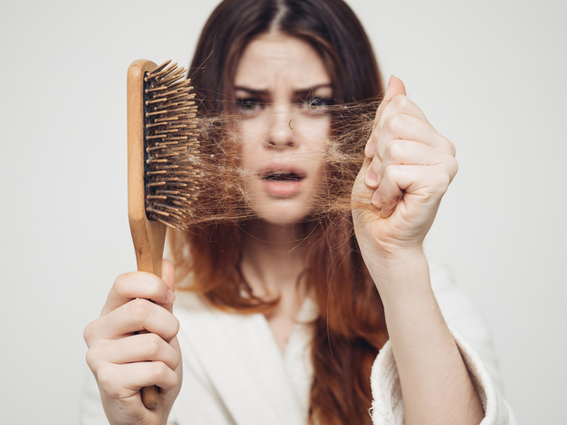 Vysoké procento lidí si stěžuje na postcovidové vypadávání vlasů