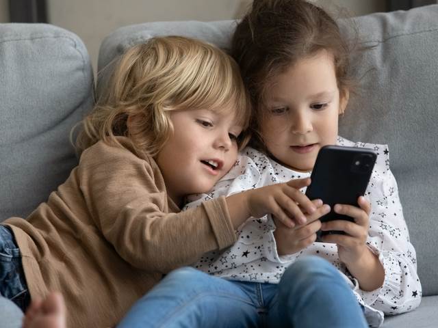 Mobily a sociální média výrazně ohrožují mozky dětí