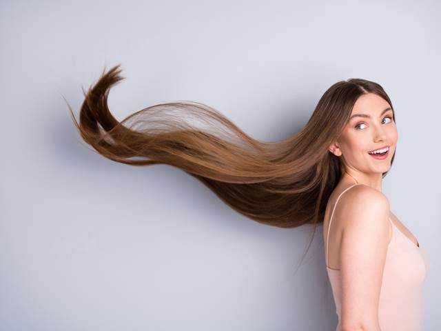 Octový oplach z rozmarýnu podporuje růst vlasů a redukuje lupy