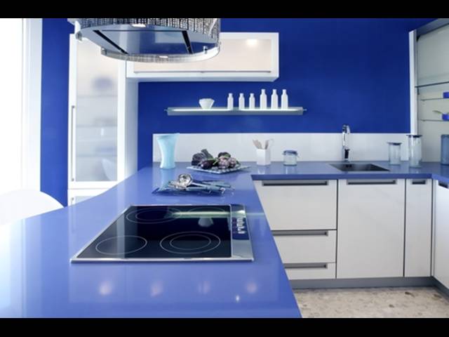 Modrá barva do kuchyně i do ložnice. Vy ji ještě nemáte? 