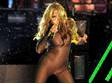 Jennifer Lopez má overaly opravdu ráda. Nosí je na pódiu, do společnosti i v civilu. 