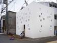 Stavba stojí v poměrně frekventované čtvrti Tokia, malá okna jí dodávají na originalitě, která „r...