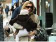 Poznáte v zakuklené mamině topmodelku Kate Moss? (únor, 2004).