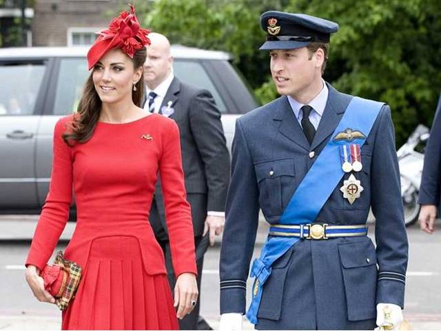 Rudé šaty Kate Middleton způsobily poprask. Za deset minut byly vyprodány