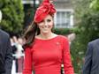 V rudých šatech značky Alexander McQueen za osmatřicet tisíc korun Kate zářila. 