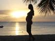 Těhotná modelka se nechala zvěčnit při západu slunce.