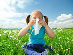 Za nárůst alergií mohou císařské řezy, tvrdí 107letý alergolog