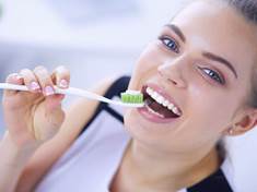 Fakta o čištění zubů: Kazy se nedědí a jeden kartáček na rok nestačí