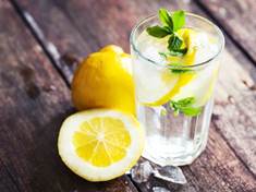 Pití vody s citronem příznivě ovlivní zdraví už po sedmi dnech